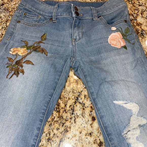 New York & Co SOHO Boyfriend Floral Embroidered Jeans Distressed Size 0 - Picture 6 of 11